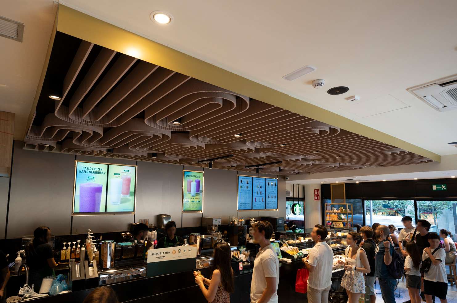 Un ejemplo de cómo la tecnología acústica y el diseño innovador se unen para transformar un espacio en una experiencia acústicamente saludable.